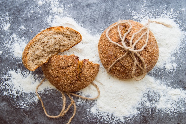 Petits pains de blé entier sur la vue de dessus de table Photo gratuit