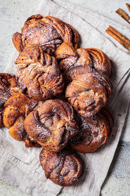 Petits Pains Suedois Traditionnels A La Cardamome Et A La Cannelle Photo Premium