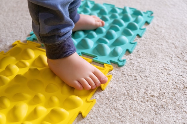 Petits Pieds De Bebe Sur Le Tapis Cotele Photo Gratuite