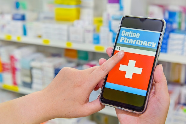 Pharmacien A L Aide De Telephone Intelligent Mobile Pour La Barre De Recherche Sur L Affichage Dans L Arriere Plan Des Etageres De Pharmacie Pharmacie Concept Medical En Ligne Photo Premium