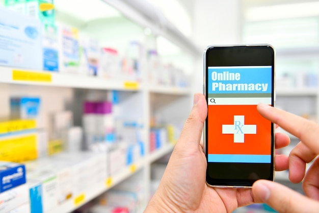 Pharmacien à L'aide De Téléphone Intelligent Mobile Pour La Barre De ...