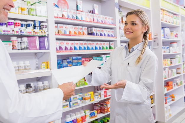 Pharmacien et stagiaire discutant ensemble des médicaments Photo Premium