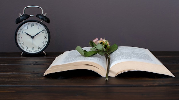 Photo De Nature Morte De Fleurs Séchées Sur Un Livre Ouvert