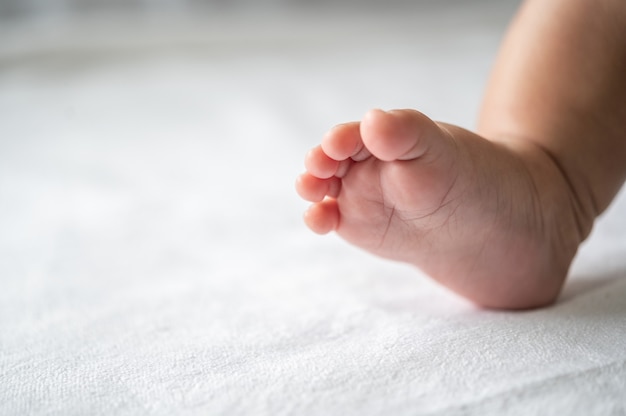 Pieds De Bebe Dans Un Lit Blanc Photo Gratuite