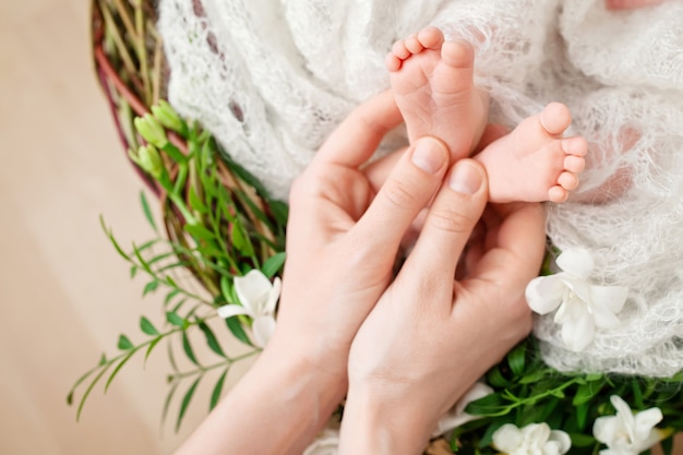 Pieds De Bebe Dans Les Mains De La Mere Maman Et Son Enfant Famille Heureuse Belle Maternite Photo Premium