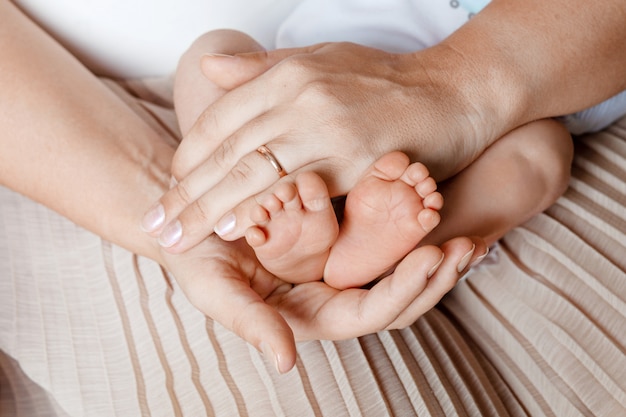 Pieds De Bebe Dans Les Mains De La Mere Petits Pieds De Bebe Nouveau Ne Sur