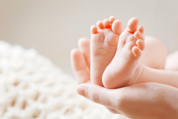 Pieds De Bebe Dans Les Mains De La Mere Pieds De Bebe Nouveau Ne Minuscule Sur Femelle Gros Plan De Mains En Forme Maman Et Son Enfant Photo Premium