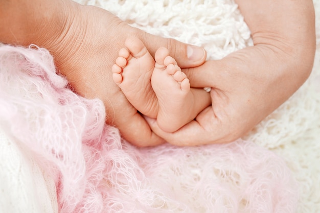 Pieds De Bebe Dans Les Mains De La Mere Photo Premium