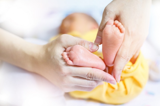 Pieds De Bebe Dans Les Mains De La Mere Photo Premium