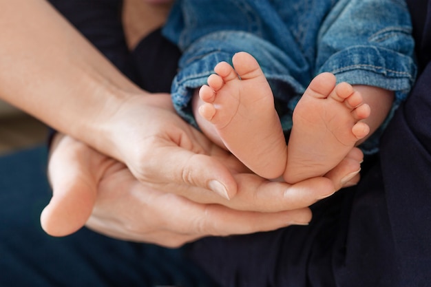 Pieds De Bebe Dans Les Mains Des Parents Pieds De Bebe Nouveau Ne Minuscule Sur Les