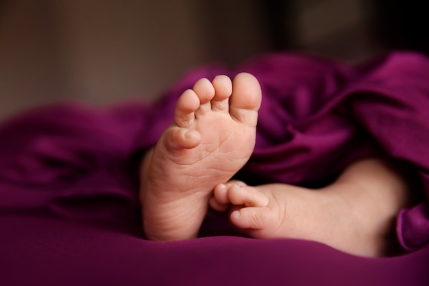 Pieds De Bebe Fille Sur Framboise Gros Plan De Pieds Nus Photo Premium