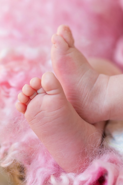 Pieds De Bebe Sur Fond Rose Photo Premium