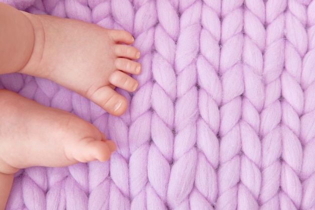 Pieds De Bebe Sur Une Grande Couverture Lilas Tricotee Carte De Voeux Pour Une Baby Shower Un Accouchement Une Grossesse Copyspace Photo Premium