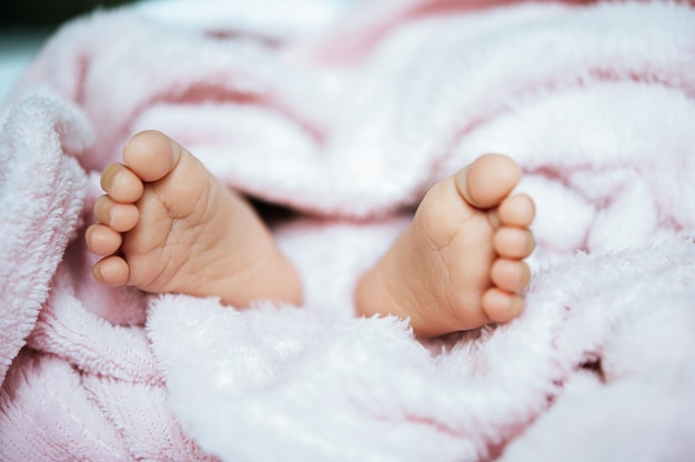 Pieds De Bebe Nouveau Ne Sur Une Couverture Blanche Photo Gratuite