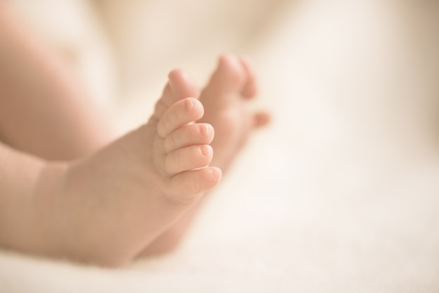 Pieds De Bebe Nouveau Ne Sur Une Couverture Cremeuse Maman Et Son Enfant Maternite Famille Concept De Naissance Photo Premium