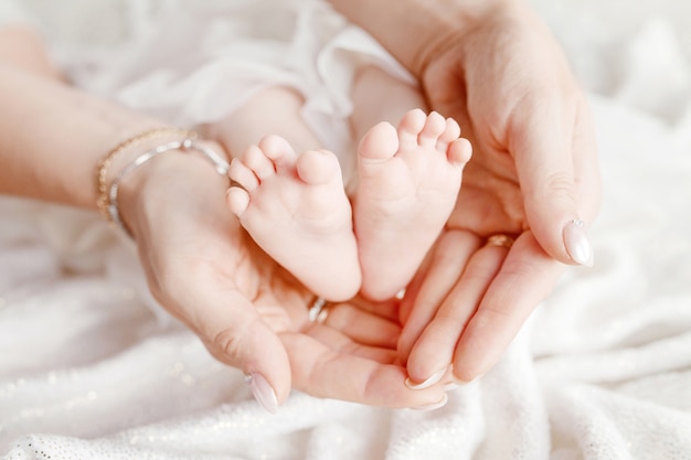 Pieds De Bebe Nouveau Ne Dans Les Mains De La Mere Forme Comme Un Joli Cœur Mere Tenant Les Jambes De L Enfant Dans Les Mains Gros Plan Image Concept De Famille Heureuse