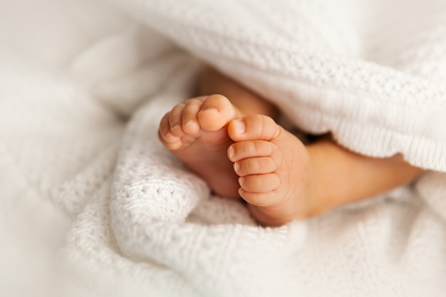 Pieds De Bebe Nouveau Ne Sous La Couverture Blanche Gros Plan Du Bebe Pieds Nus Photo Premium