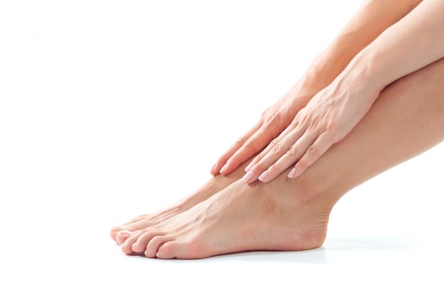 Pieds de belles femmes isolés sur blanc gros plan Photo Premium