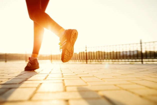 Pieds De Coureur Courir Sur Route Gros Plan Sur La Chaussure. Femme Fitness Sunrise Jog Workout Welness Concept. Photo gratuit