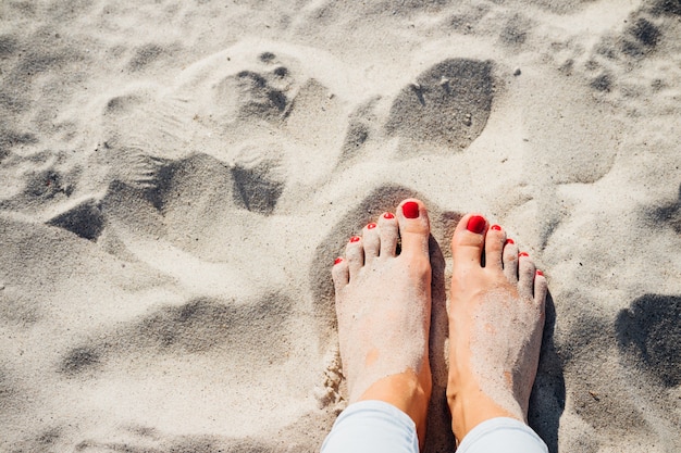 Pieds Féminins Pieds Nus Sur Le Sable De La Plage Vue De Dessus