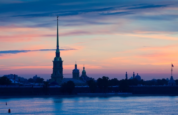 Pierre et paul fortress dans l'aube d'été Photo gratuit