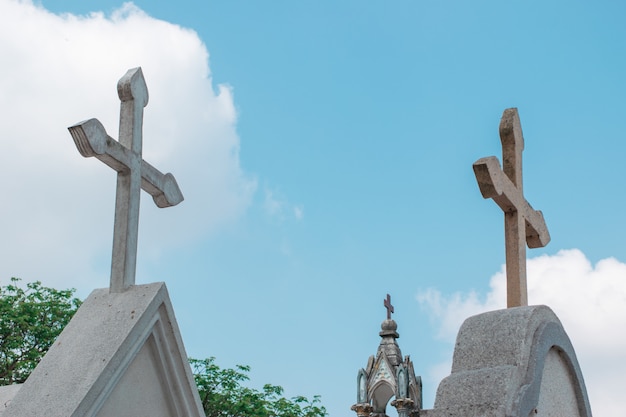 Pierres tombales, dans, cimetière Photo Premium