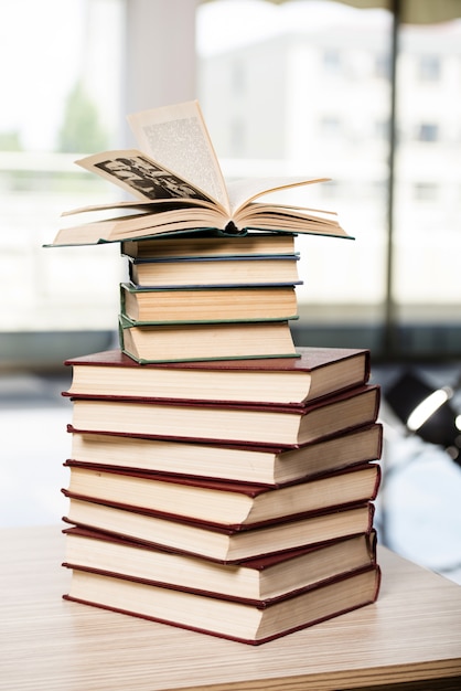 Une Pile De Livres Rangée Sur Le Bureau Photo Premium