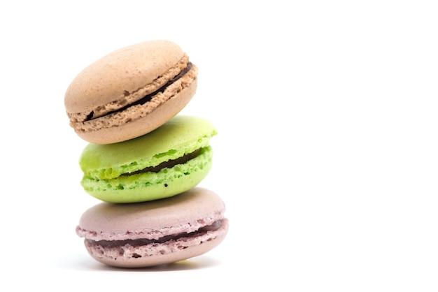 Pile De Macarons Colorés Isolé Fond Blanc | Photo Gratuite