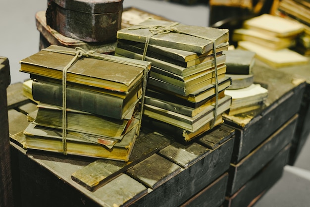 Pile De Vieux Livres En Mauvais Tat Sur Un Vieux Coffre Vintage