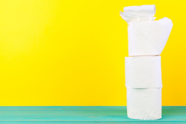 Piles de papier toilette jaune vif Photo Premium