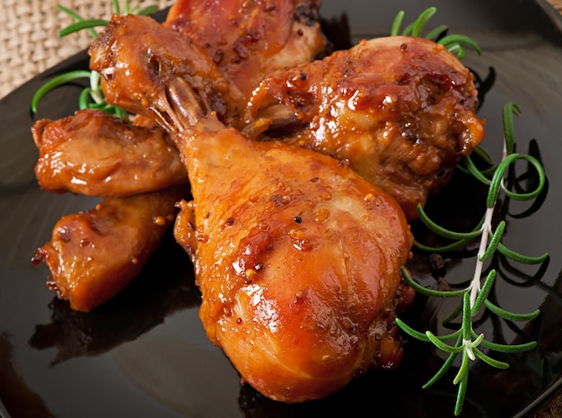 Pilons De Poulet Au Four Dans Une Marinade Au Miel Et La Moutarde Photo Gratuite