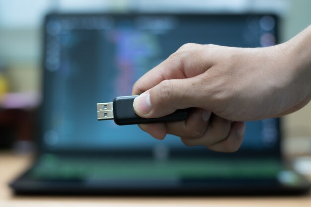 Pilote de clé usb sur fond d'ordinateur portable. Photo Premium