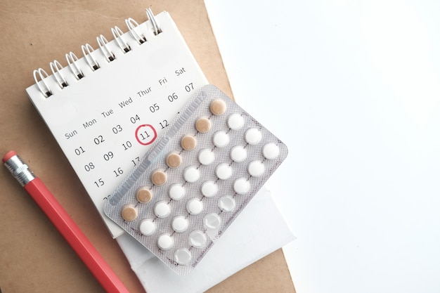 Pilules Contraceptives, Calendrier Et Bloc-notes Sur Table. | Photo Premium