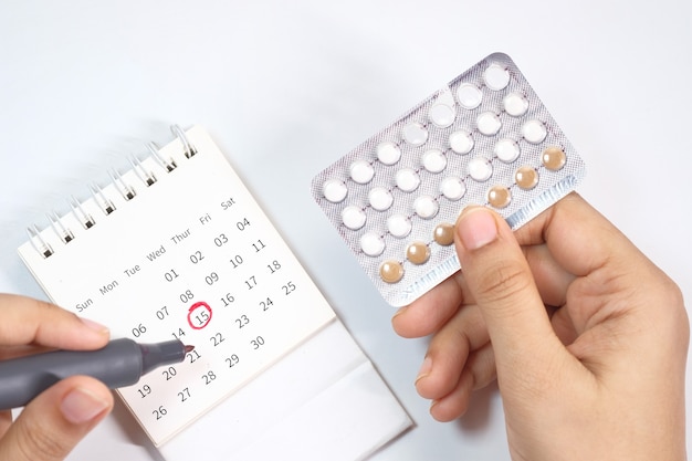 Pilules Contraceptives, Calendrier Et Bloc-notes Sur Table. | Photo Premium