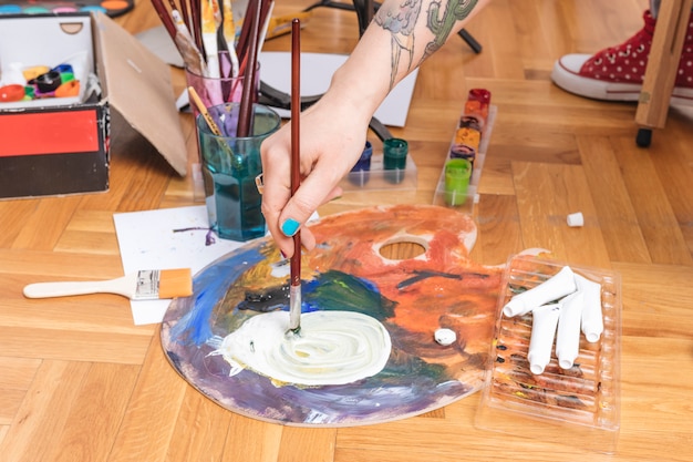 Pinceau d'artiste en peinture Photo gratuit