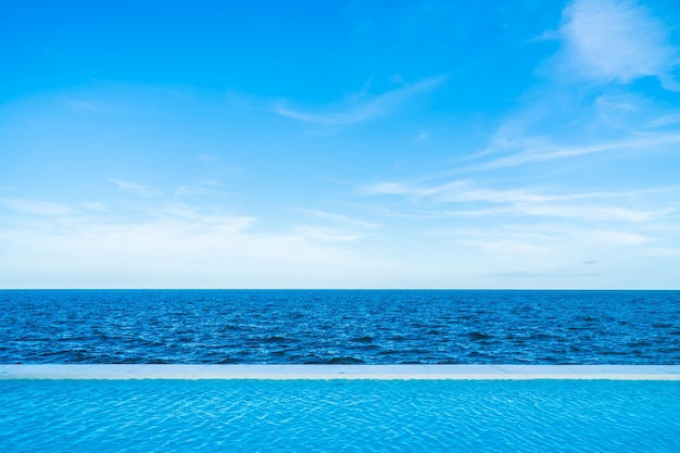 Piscine à Débordement Avec Vue Sur La Mer Et Locéan Sur Le Ciel