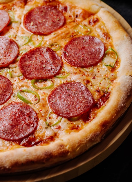 Pizza Aux Tranches De Pepperoni Et La Sauce Tomate Photo Gratuite