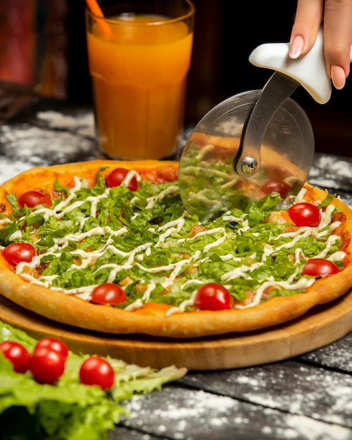 Pizza Croustillante N Aesar Et Un Verre De Jus D Orange Photo Gratuite