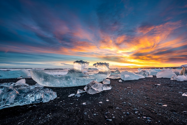 Plage De Sable Noir Diamant Au Coucher Du Soleil En Islande