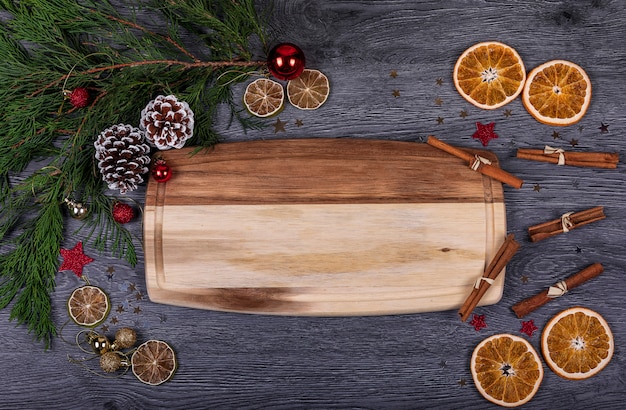 Une planche de bois avec espace de copie de texte avec décor de noël Photo Premium