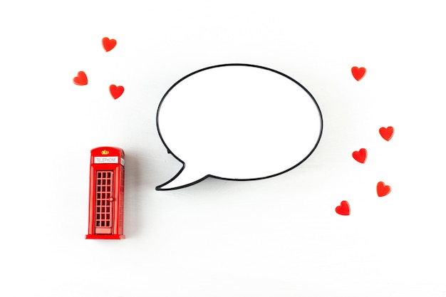 Plat poser avec london phonebooth et boîte à lumière sous forme de bulle de dialogue avec espace de copie de texte Photo Premium