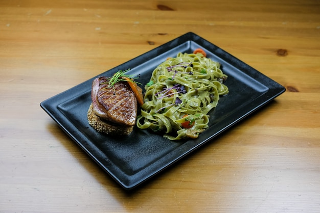 Plat principal dans un restaurant Photo gratuit