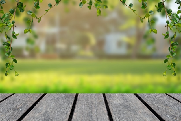 Plateau en bois avec fond vert flou avec des arbres dans le parc avec cadre de vigne Photo Premium