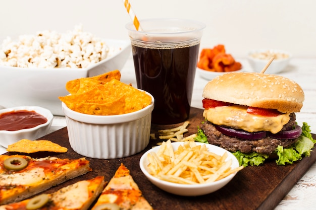 Plateau de malbouffe sur table blanche Photo gratuit