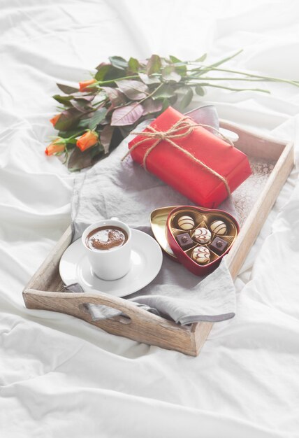 Plateau Avec Une Tasse De Fleurs De Café Et Des Chocolats Photo Gratuite 