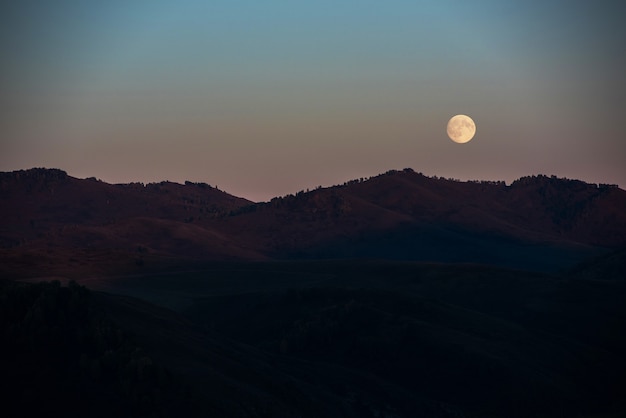 Pleine Lune Au Coucher Du Soleil Photo Premium