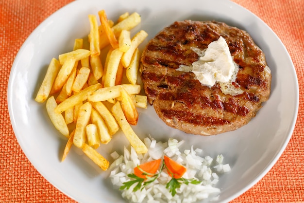 Pljeskavica Serbe Traditionnelle Servie Avec Des Frites Photo Premium