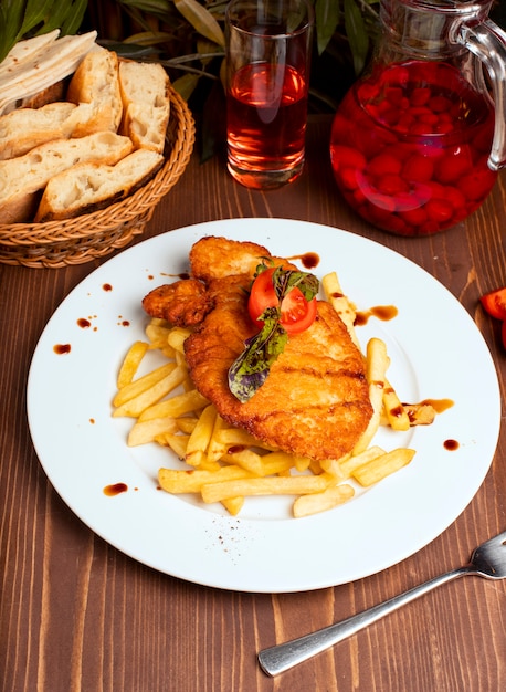 Poitrine de poulet grillée avec des frites dans une assiette blanche. fast food Photo gratuit
