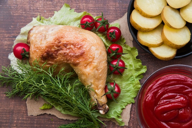 Pommes De Terre Bouillies Tranchees Cuisse De Poulet Roti Sauce Tomate Cerise Aneth Pour Le Diner Sur Une Feuille De Laitue Sur Une Table En Bois Photo Gratuite