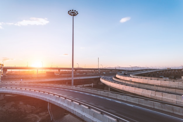 Pont au coucher du soleil Photo gratuit